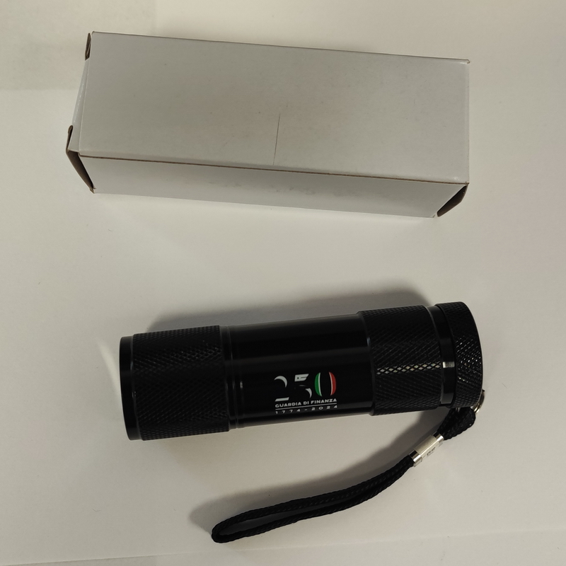 Torcia LED-Tech In Alluminio Con 9 LED | Impermeabile, Antiurto, Funziona Con 3 Batterie AAA (non Incluse) - 3